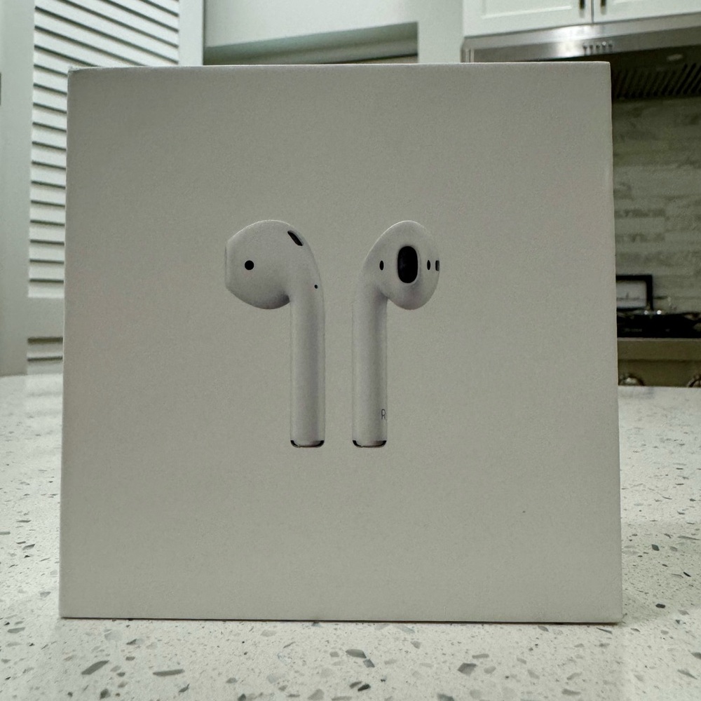 Apple AirPods with Charging Case (2nd generation)